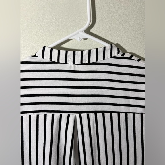 Like NEW: Simplefun Black and White Short Sleeve Zipper Top! Size medium. - Picture 9 of 12